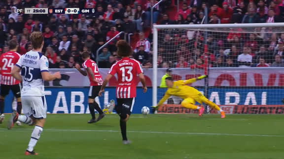 ¡Tapadón de Muslera para negarle el gol a Auzmendi!