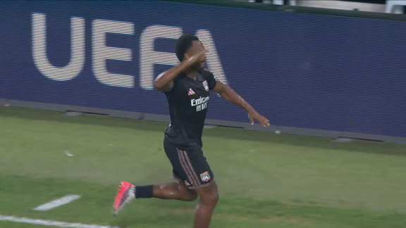 Openda apareció en el centro del área y, de cabeza, puso el 1-0 para Lyon