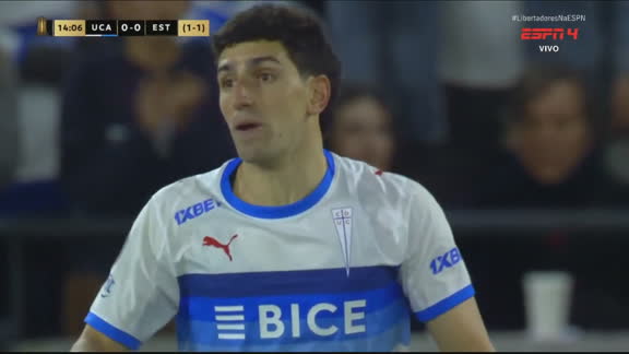 Justo Giani puxa ataque rápido da Universidad Católica e finaliza de fora da área, mas Muslera defende para o Estudiantes