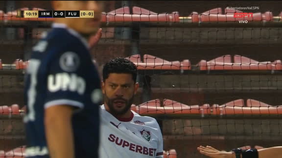 Hulk cobra falta, goleiro do Rivadavia defende e impede gol do Fluminense