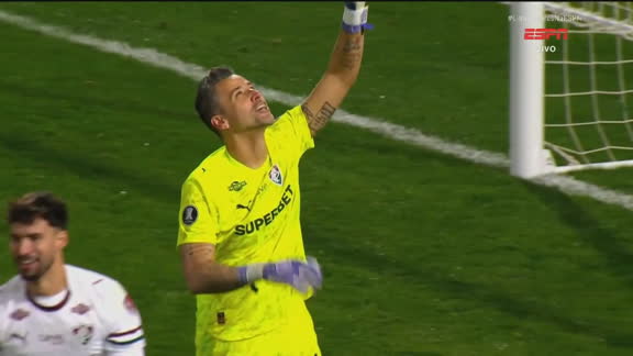 Fábio brilha, pega dois pênaltis e Fluminense vai às quartas de final da Libertadores
