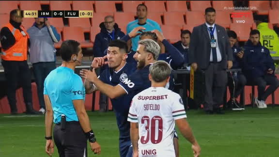 Bola desvia em Hercules, juiz dá tiro de meta e jogadores do Rivadavia ficam na bronca; VEJA