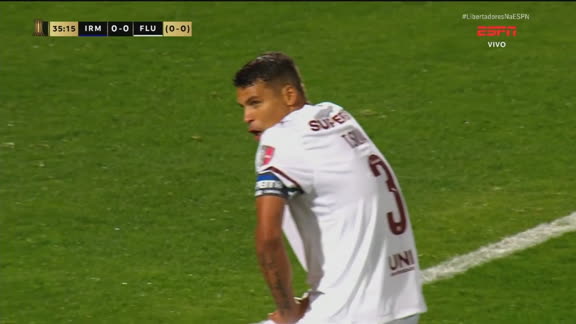 Quase gol do Fluminense! Thiago Silva bate de primeira, bola desvia em Canobbio e vai para fora