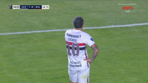 NA TRAVE! Luciano arrisca de fora da área e quase marca o segundo gol do São Paulo contra o Bolívar; VEJA