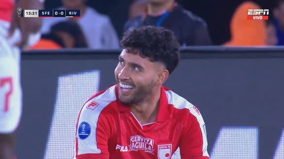 ¡Gran atajada de Beltrán para evitar el gol de Bustos!