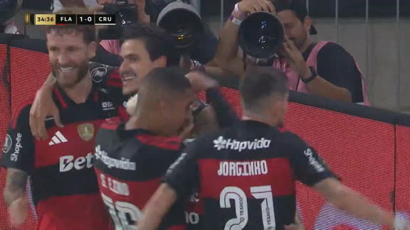 Pared entre De Arrascaeta y Pedro para una tremenda definición del uruguayo y el 1-0 de Flamengo