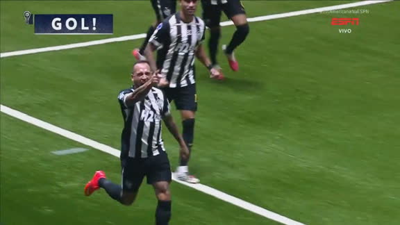 Gol do Atlético-MG! Maycon aproveita sobra do escanteio e acerta um chutaço para empatar a partida