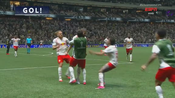 Gol do Red Bull Bragantino! Sant'Anna desvia escanteio na primeira trave e Sasha faz o 2 a 1