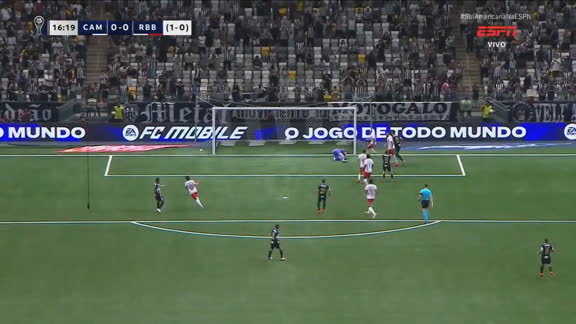 Galo chega com perigo! Victor Hugo faz boa jogada, encontra Bernard dentro da área, mas finalização sai fraca