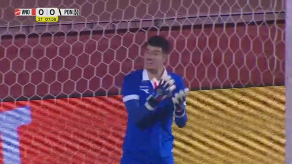 Grande chance do Vila Nova! Marquinhos Gabriel enche o pé de esquerda e obriga o goleiro da Ponte a trabalhar