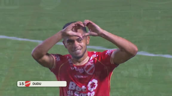 Virou goleada! Dudu manda 'bomba' de fora da área, conta com desvio e faz o quarto do Vila Nova contra a Ponte