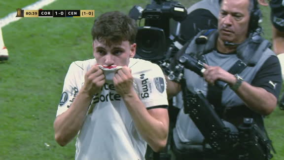 Con uno menos, Corinthians en ventaja: Breno Bidon puso el 1 a 0 en Brasil