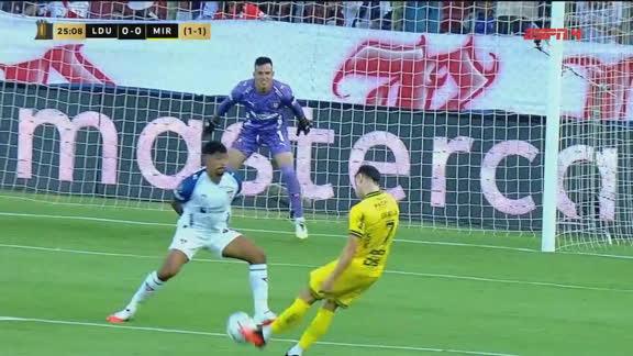 Quase! Shaylon aproveita erro na saída do LDU e fica muito perto de marcar para o Mirassol; VEJA