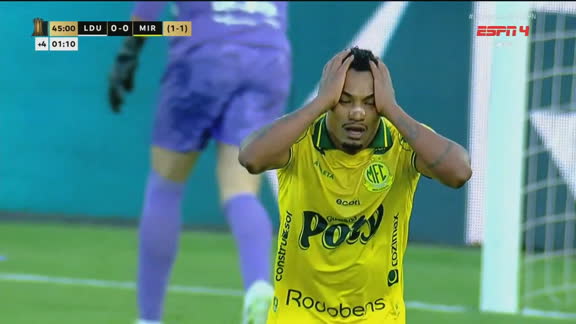 Quase o primeiro do Leão! Fernandinho arrisca de fora da área e quase marca o primeiro contra a LDU pela Libertadores