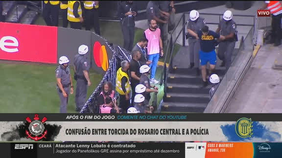 Torcedores do Rosario Central são detidos pela políca após o fim do jogo contra o Corinthians