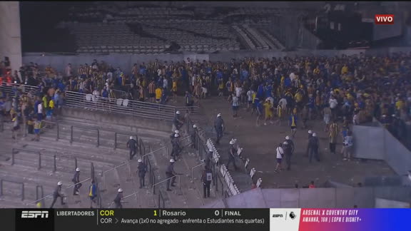 Torcida do Rosario entra em confusão com a polícia após o fim do jogo contra o Corinthians