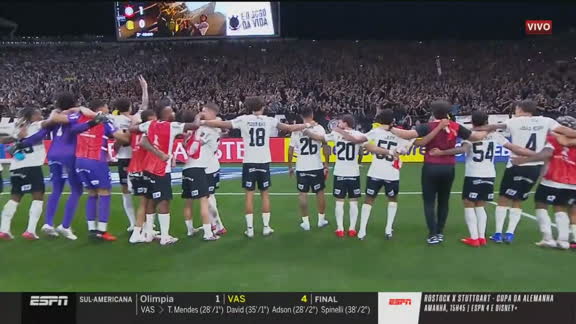 O tradicional poropopó dos jogadores do Corinthians com a torcida após a classificação na Libertadores