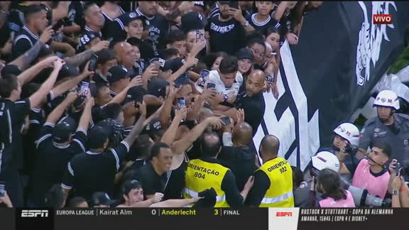 Gabriel Paulista vai nos braços da torcida após classificação do Corinthians contra o Rosario na Libertadores