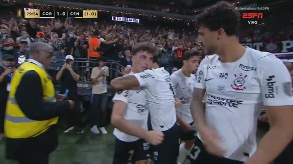 Gol do Corinthians! Memphis cruza na medida, Bidon desvia e faz 1 a 0 contra o Rosario Central; VEJA