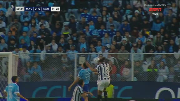 Após escanteio, Willian Arão cabeceia e quase abre o placar para o Santos contra o Macará