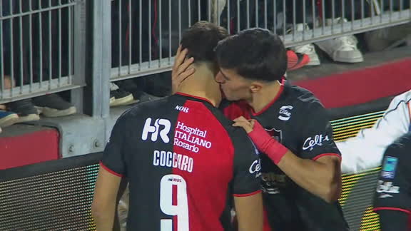 ¡Cabezazo de Cóccaro y ventaja para Newell's!
