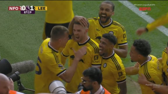 Gol do Leeds! Stach conta com 'ajuda' de goleiro em cobrança de falta e abre o placar contra o Nottingham Forest; VEJA