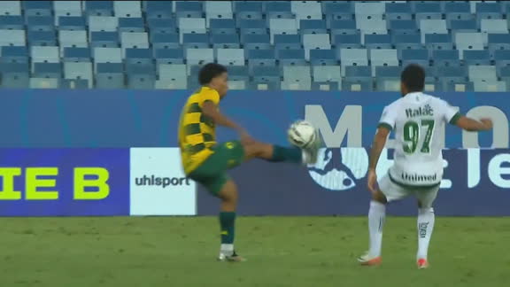 ABRIU A CHAPELARIA! Jogador do Cuiabá dá lençol em adversário do Goiás pela Série B