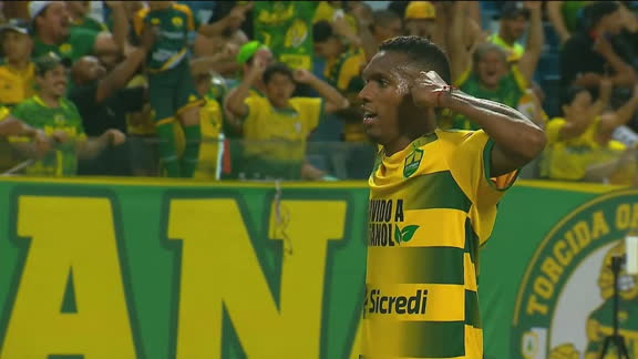 Gol do Cuiabá! Vinicius Peixoto pega o rebote na área e empata contra o Goiás
