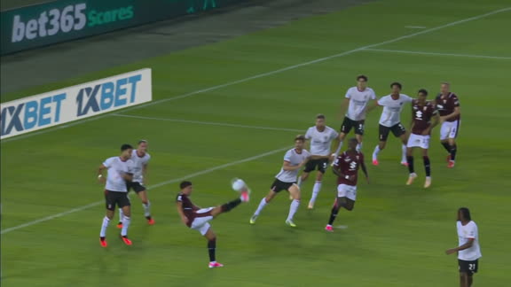 ¡Golazo de último minuto! Impresionante remate de Adams