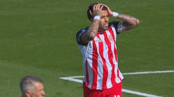 ¡Era un golazo! Tapia la agarró de volea y reventó el travesaño