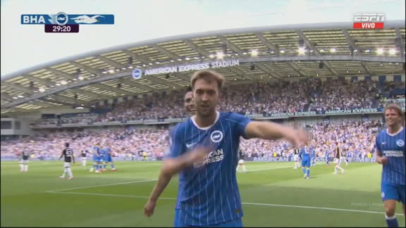 ¡Dos cabezazos en el área es gol! Hinshelwood marcó el tercero de Brighton