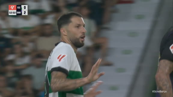 ¡Morente controla de maravilla y estrella su remate en el palo para el Elche!