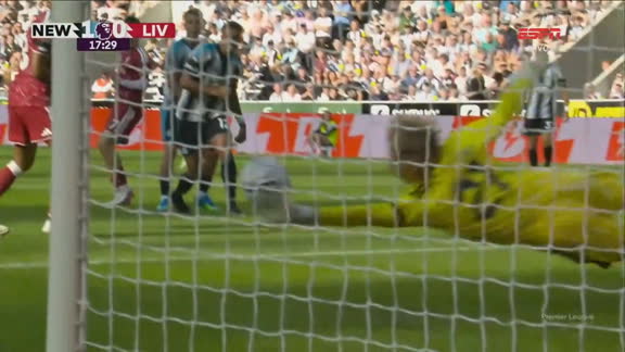 Goleiro do Newcastle faz uma defesaça no chute do Wirtz, evita o gol do Liverpool e enlouquece Vaughan