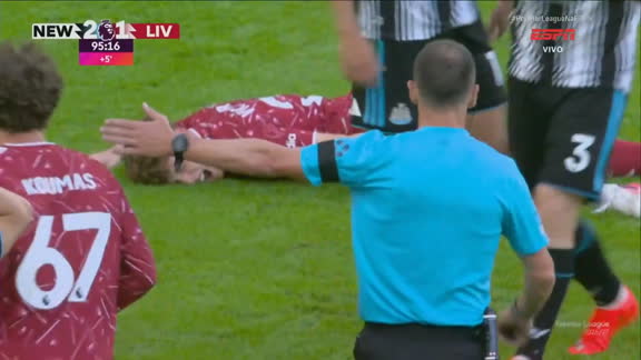 Pênalti para o Liverpool no último lance! Victor Muñoz é derrubado na área por defensor do Newcastle na estreia da Premier League