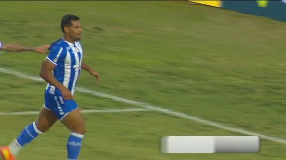 Gol do Avaí! Wenderson faz a infiltração pela esquerda, bate bonito e marca o segundo contra a Ponte Preta