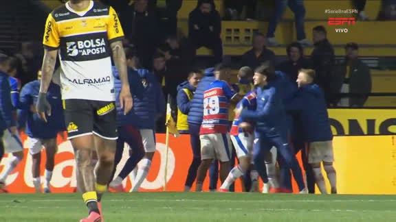 Gol do Fortaleza! Paulo Baya toca na saída do goleiro e faz 2 a 0 no Criciúma