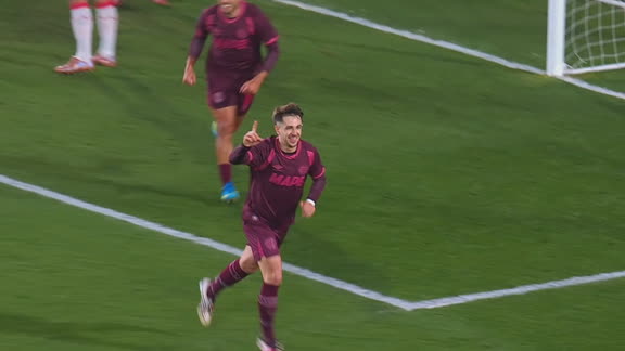 Peña Biafore la empujó en el área para el 1-0 de Lanús