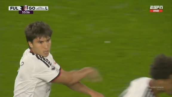Gonzalo García aprovechó un rebote de Sánchez y de cabeza puso el 2-3 para Fulham