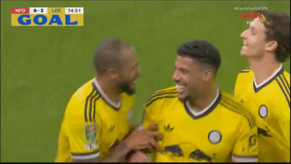 Gol contra bizarro na Copa da Liga Inglesa! Leeds cobra lateral para a área e ganha 'presente' do Nottingham Forest; VEJA