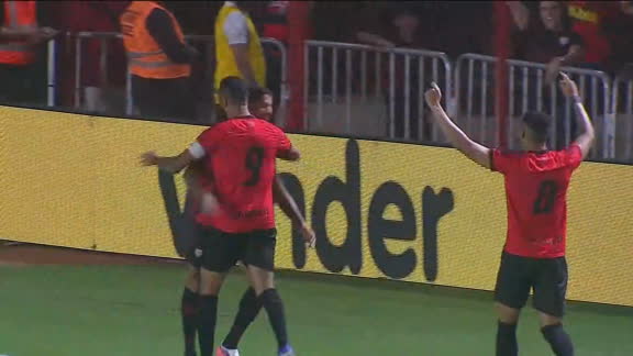 Gol do Atlético-GO! Marrony recebe de Peixoto, completa para o fundo da rede e faz 1 a 0 no Botafogo-SP