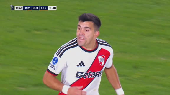 River sigue intentando: Acuña probó desde afuera
