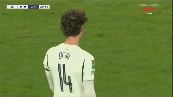 Que perigo! Gray finaliza com muito veneno, e goleiro do Charlton faz defesaça para evitar gol do Tottenham