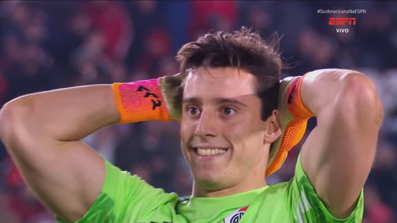 Goleiro do River Plate isola cobrança de pênalti e vê time ser eliminado para o Santa Fe na Sul-Americana