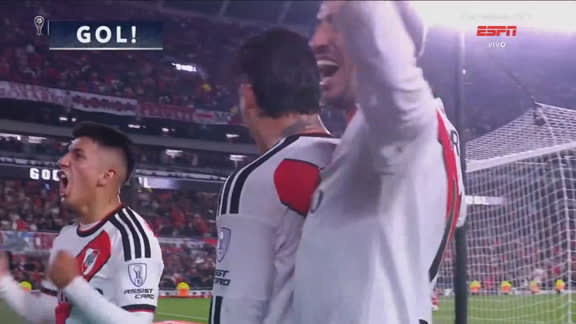 Gol do River Plate! Driussi recebe cruzamento na medida de Montiel, completa para o fundo da rede e faz 1 a 0 no Santa Fe