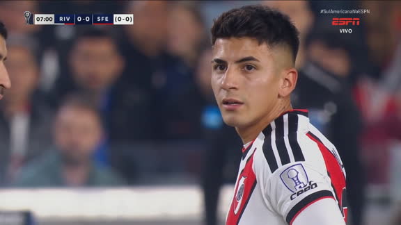 Chega o River! Almada cobra falta, mas para em boa defesa do goleiro do Santa Fe