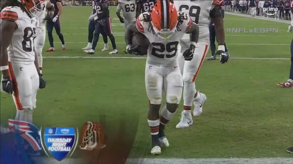 ¡Touchdown con baile incluido! Davon Booth anota por tierra