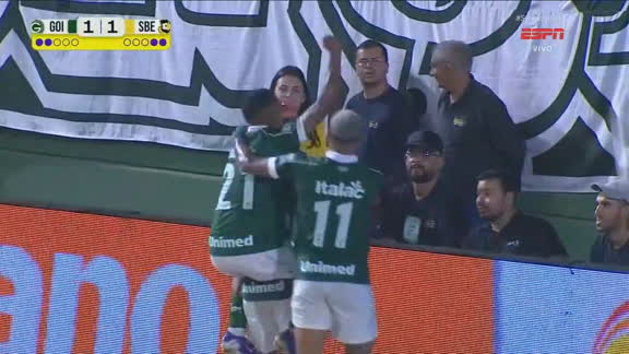Golaço do Goiás! Kadu Souza dá 'caneta' absurda, bate cruzado e faz 2 a 1 contra o São Bernardo; VEJA