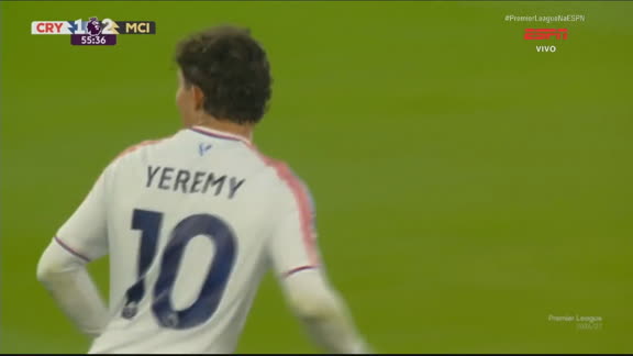Golaço do Crystal Palace! Camisa 10 cobra falta com categoria, bola bate nas costas do Donnarumma e vai para o fundo da rede