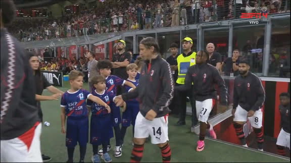 Luka Modric e os jogadores do Milan entram em campo no San Siro para enfrentar o Venezia