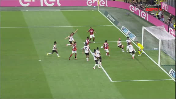 NO TRAVESSÃO! Luka Modric cobra a falta na área do Venezia, e Musah perde a chance de fazer o gol para o Milan